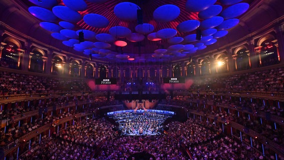 Blick auf die Bühne und das Publikum bei der BBC Last Night of the proms. © BBC Foto: Mark Allan