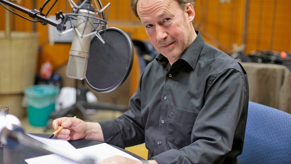 Der Schauspieler und Sprecher Ulrich Noethen spricht Nikolaos von Damaskus in "Augustus" von John Williams © HR/Nicole Kohlhepp 