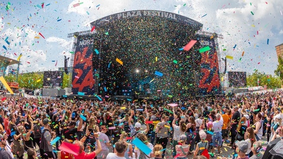 Alle Farben beim NDR 2 Plaza Festival 2024 in Hannover. © NDR Foto: Axel Herzig