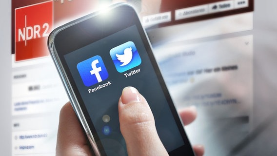 Ein Smartphone, auf dessen Display das Logo von Facebook und Twitter erscheint (Bildmontage) © Fotolia.com, picture alliance / dpa Foto: tashka2000, Michael Kappeler