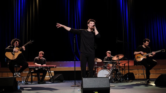 Am 15. Mai 2023 hat Wincent Weiss im Rolf-Liebermann-Studio auf dem NDR Gelände am Hamburger Rothenbaum ein intimes Konzert in unserer Reihe "stars@ndr2 - Songs & Stories" gespielt. © NDR 2 Foto: Sarah Seitz