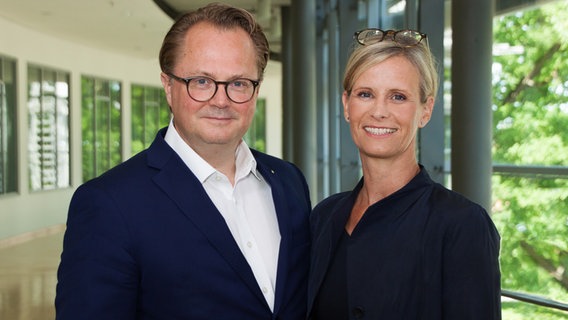 Joachim Böskens und Gordana Patett stehen im NDR Landesfunkhaus in Schwerin. © NDR Foto: Jan-Philipp Baumgart