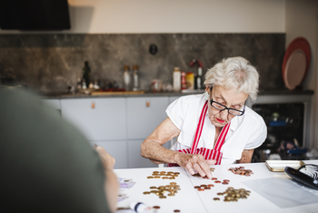 Eldre dame som teller penger