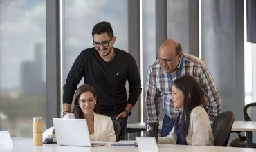 Personas hablando en una sala de juntas 