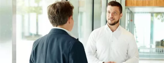 Twee personen in gesprek