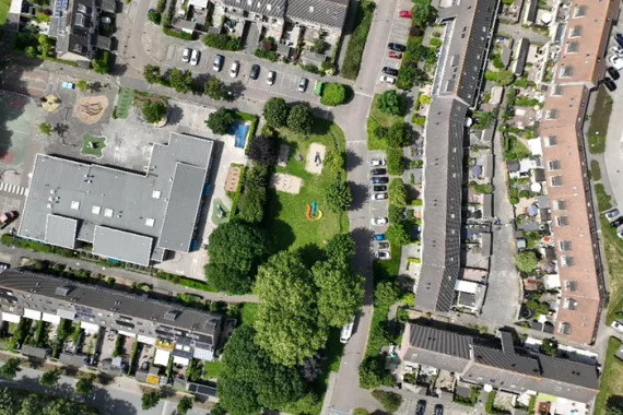 Novartis logo in een tuin in Abcoude - gezien vanuit de lucht