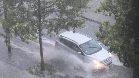 OLUJNI VETAR I GRAD U BEOGRADU Najnovije upozorenje RHMZ-a: Cela Srbija pod meteoalarmom