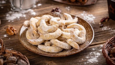 BAKINE STARINSKE KIFLICE SA ORASIMA: Recept koji će vas oduševiti