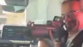 PREDUGO JE BIO U MEKSIKU: Britanski Ambasador uperio pušku na službenika ambsade (VIDEO)