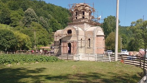 PRVI PUT NA LITURGIJU U SVOM SELU: „Pisma iz Šumadije“ - Meštani sela Dulene sami sagradili crkvu za tri meseca (FOTO)