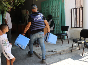 An OCHA staff member dispatching polio vaccines in Deir al Balah area of the Gaza Strip. Photo by OCHA/Themba Linden, 2 September 2024