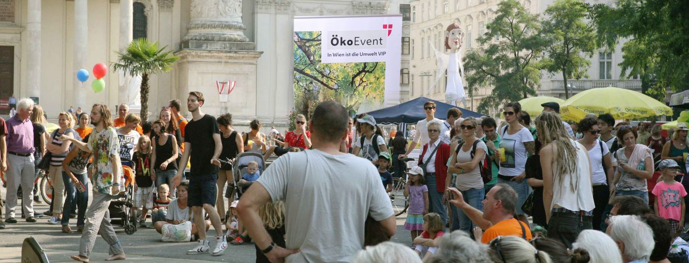 Menschen beim Buskers Festival am Karlsplatz