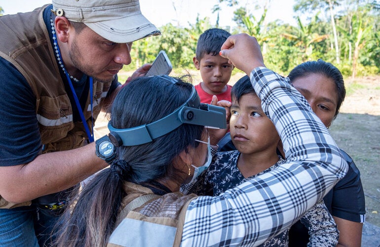 Visitando comunidades Indígenas remotas en busca de pacientes padeciendo tracoma