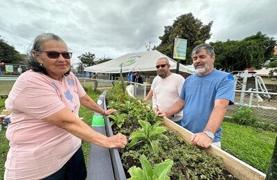 Ciudadanos adultos mayores en una huerta