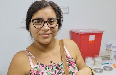 Stephannie Lizama viajó esa mañana desde la aldea de San Lázaro hasta el centro de salud de Orange Walk, en el noreste de Belice, un trayecto de más de tres horas a pie.