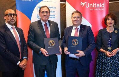 La Organización Panamericana de la Salud (OPS) y la iniciativa de salud global Unitaid firmaron hoy un memorando de entendimiento para intensificar la colaboración con el fin de eliminar 30 enfermedades transmisibles prevenibles en la región para 2030, como el cáncer cervicouterino, el VIH y la enfermedad de Chagas.