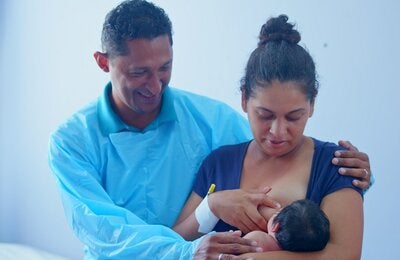 Yuri Figueroa  junto a su bebé y su esposo en la sala de recuperación del Hospital Santa Bárbara, Honduras