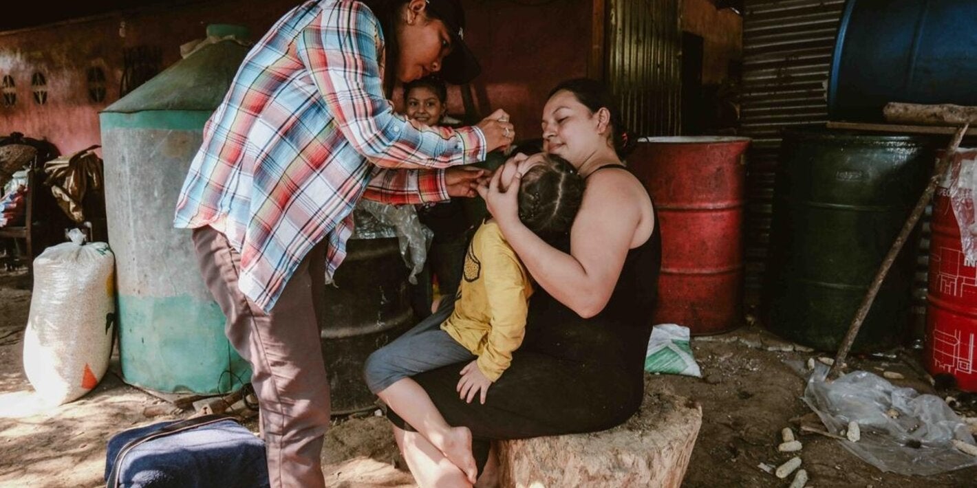 Personal del Ministerio de Salud Pública y Asistencia Social realiza una actividad extramuros administrando las vacunas IPV y OPV, San Andrés Villa Seca, Retalhuleu, Guatemala. 