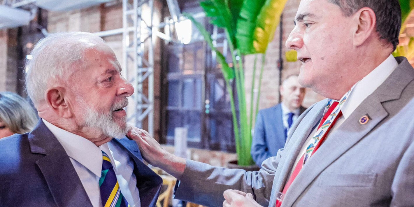 El Dr. Jarbas Barbosa conversa con el Presidente de Brasil, Luiz Inácio Lula da Silva