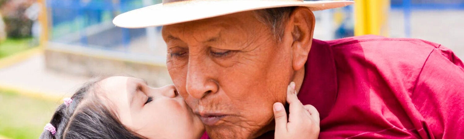 Abuelo con nieta