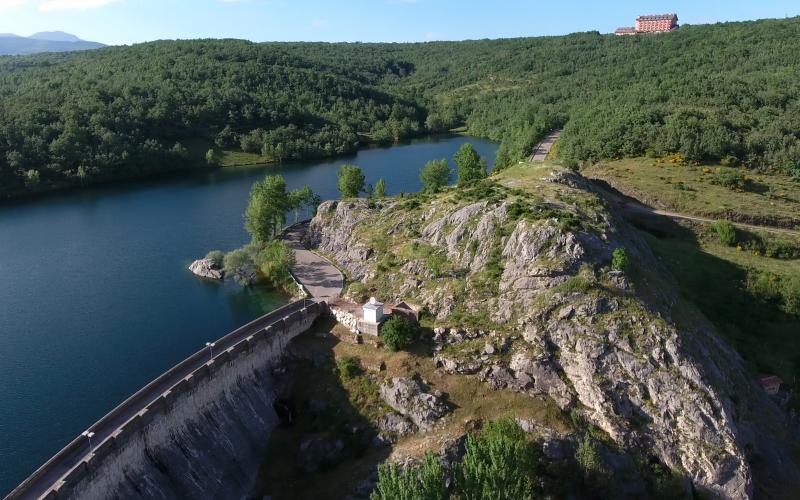 Ruta de los Pantanos, al fondo, Parador de Cervera de Pisuerga