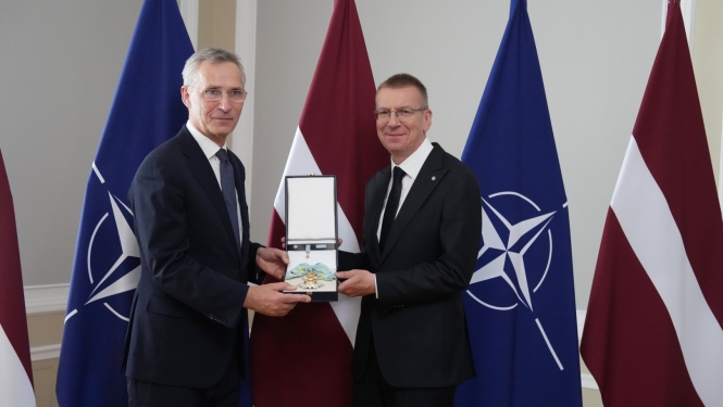 Valsts prezidents pasniedz Triju Zvaigžņu ordeni NATO ģenerālsekretāram Jensam Stoltenbergam 