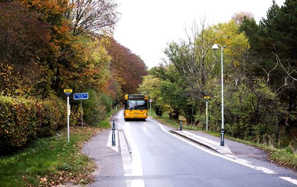 Bus der kører på en mindre vej