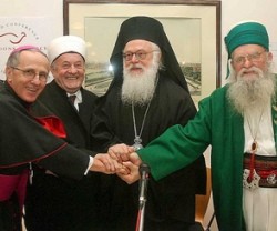 Encuentro en 2009 del arzobispo católico de Tirana y -de izquierda a derecha-  los líderes suní, ortodoxo y bektashi del país