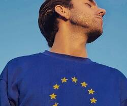 Un joven con los símbolos de la Unión Europea, foto de Henri Lajarrige en Unsplash