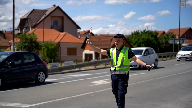 Уплашени тата јурио до породилишта, на крају добио полицијску пратњу