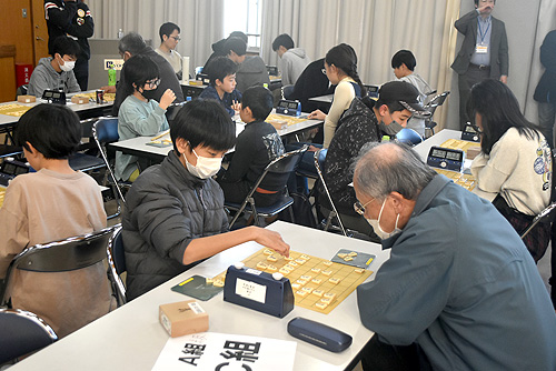 「福知山市長杯将棋大会」祖父と孫ほど年齢の離れた対局も―63人が参加　熱戦を繰り広げる