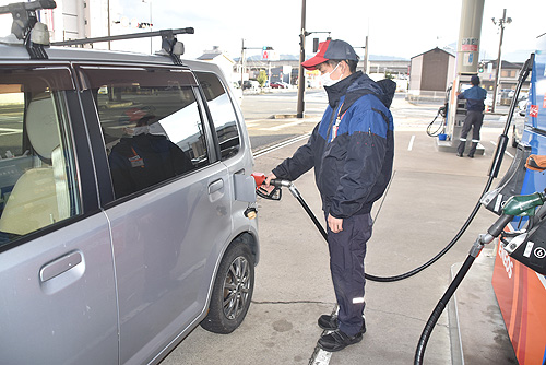 「少しでも安いうちに補充を…」ガソリン値上がり前に駆け込みの給油車が次々と