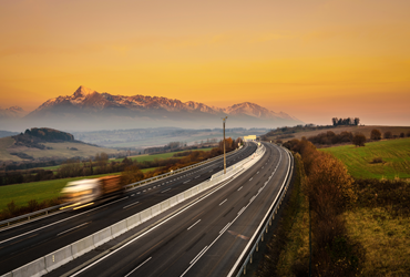 Pohľad na dialnicu v pozadí pohorie Tatry