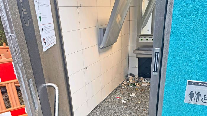 Toilettenhäuschen in Schwenningen: Kaum steht es da, ist es schon wieder vermüllt und verdreckt