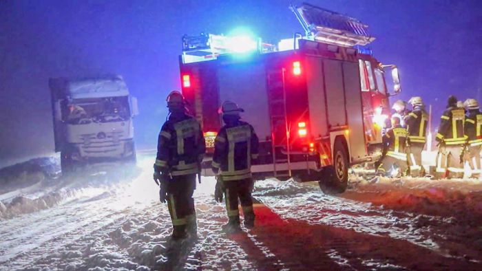 Lastwagen stecken fest: Schnee-Chaos auf B 500 zwischen Ruhestein und Schliffkopf