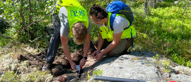 Två studenter ute på fältarbete.