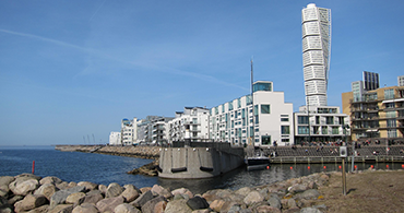 Foto av Turning Torso vid hamnen.