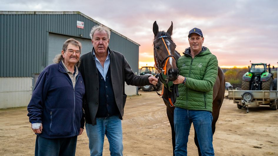 Gerald Cooper and Jeremy Clarkson pose with The Mullet, alongside trainer Charlie Longsdon (Credit: Old Gold Racing)