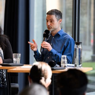 Saba-Nur Cheema und Meron Mendel äußern sich bei der Jahres-Pressekonferenz zum Programm 2024 der Berliner Festspiele