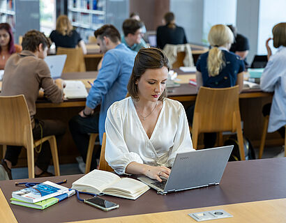 Studierende beim Arbeiten in der Bibliothek