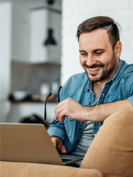 Uomo che utilizza il laptop