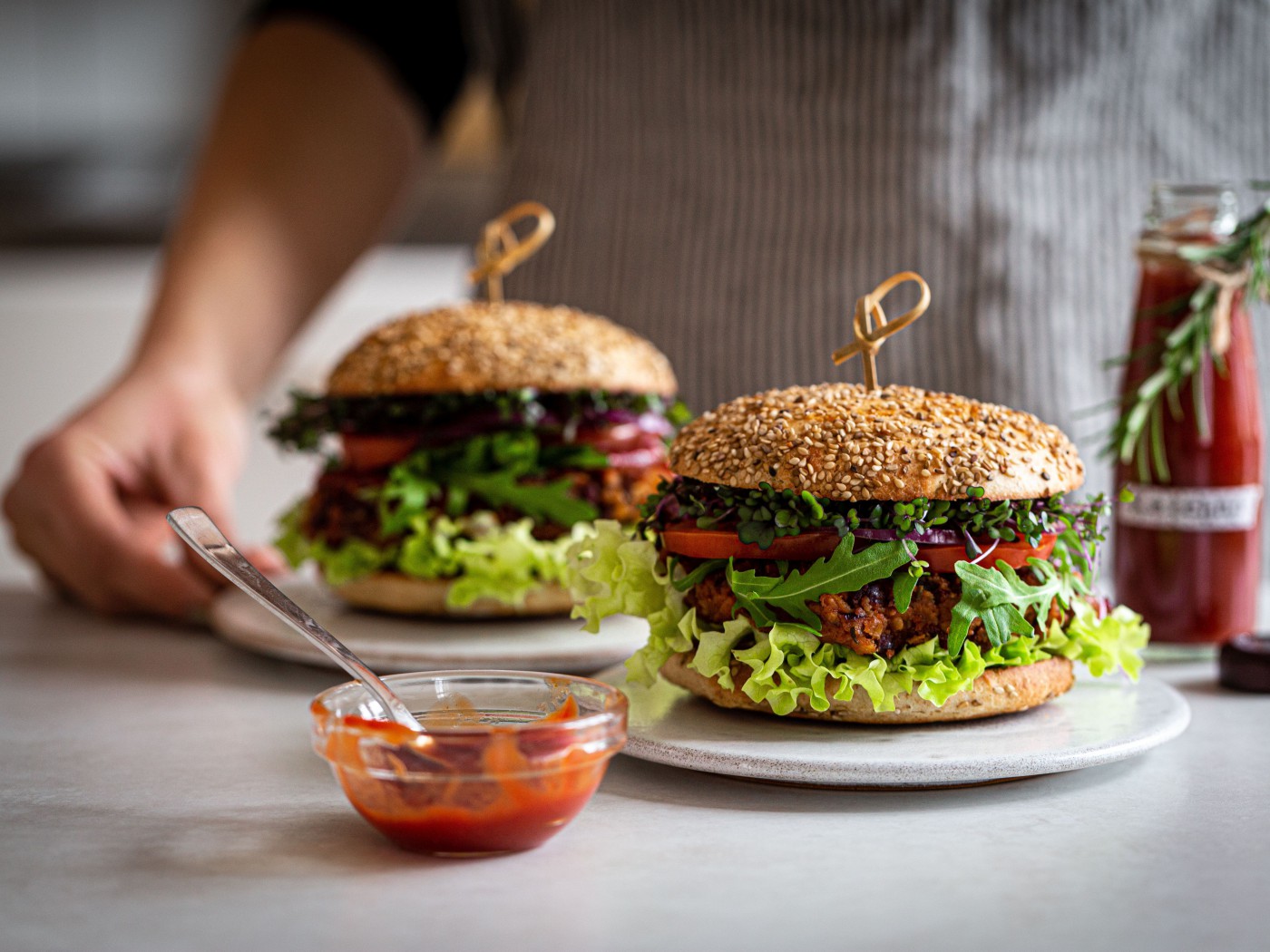 Bohnenburger mit Salat