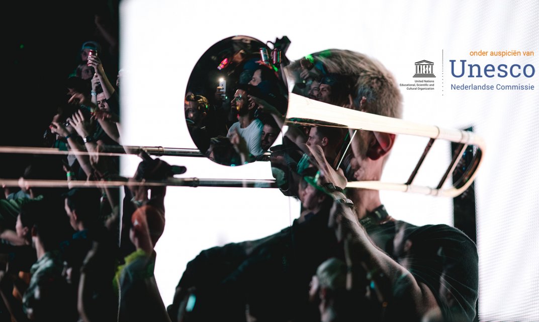 Man speelt trombone. (Foto: unsplash.com | Ryan Loughlin)