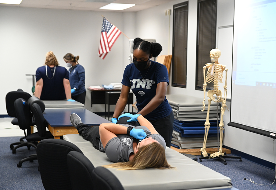 Students in sport medicine lab