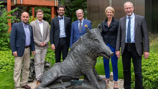 Ein Bronzekeiler als Geburtstagsgeschenk für die Archäologie: Prof. Dr. Markus Trunk, JProf. Dr. Ferdinand Heimerl, Prof. Dr. Dominik Maschek, Stifter Dr. Michael Dietzsch, Prof. Dr. Eva Martha Eckkrammer, Prof. Dr. Torsten Mattern (v. l.).