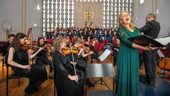 Als Solistin für das Gloria von Poulenc hatte das Collegium Musicum die Sopranistin Silja Schindler gewinnen können.