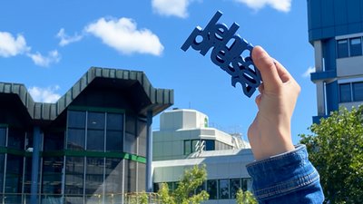 Lehrpreis Trophäe vor blauem Himmel auf dem Uni-Campus