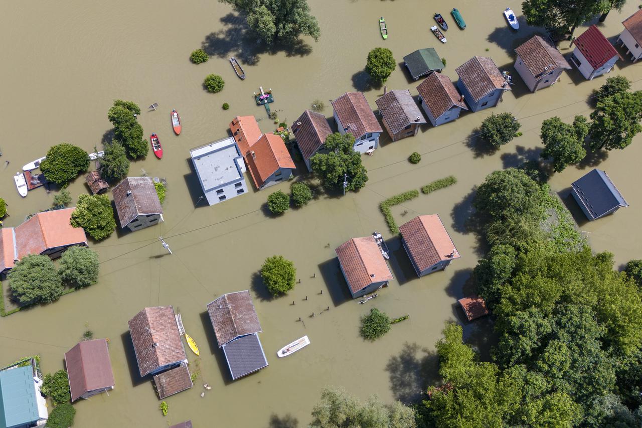 Pogled iz zraka na Batinu gdje vlasnici kuća na Zelenom otoku očekuju vrhunac vodnog vala