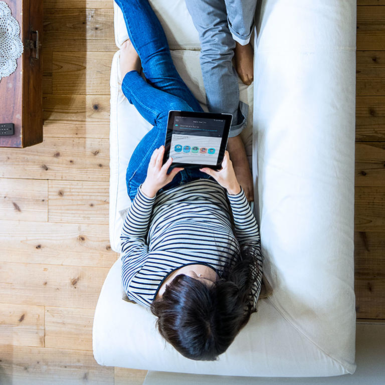 femme tablette canapé