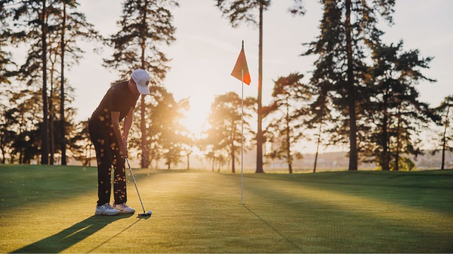 En golfputt på en green längs Sveriges Golfkust i Blekinge.